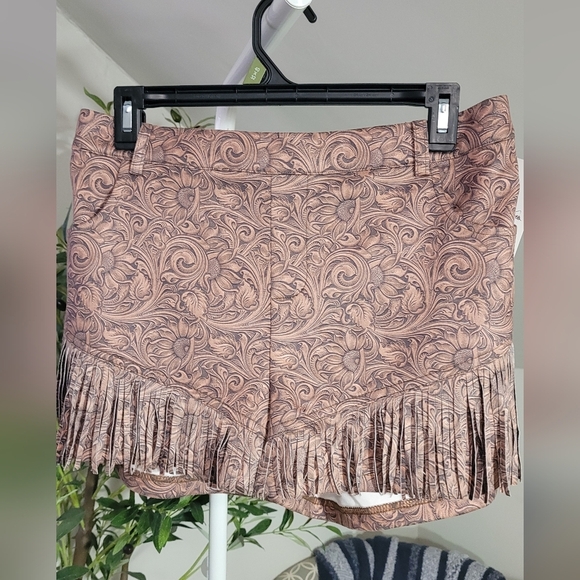 Sterling Kreek Brown Tooled Leather Look Patterned Women's Shorts With Fringe L - Picture 2 of 6